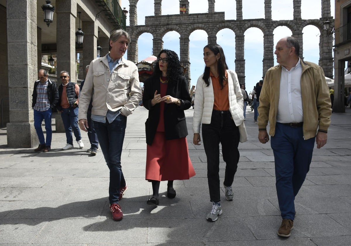 El secretario general del PSOE en Castilla y León, Carlos Martínez, en Segovia junto a la consejera de Cultura del Principado de Asturias, Ana Vanesa Gutiérrez y la secretaria de Cultura del PSOECYL, Manuela Villa