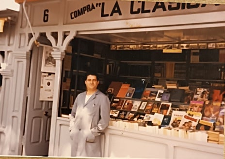 Imagen secundaria 1 - En la imagen superior, Efrén, de la caseta número 8 de la Cuesta de Moyano, en sus inicios en la feria. Aterrizó allí por su suegro. Abajo, a la izquierda, Un joven Fernando Plaza posa junto a su caseta. A sus 80 años, sigue acudiendo cada día al lugar que, a estas alturas, considera su vida. A la derecha, Ángel Méndez, el primer librero de la familia que llegó a la Cuesta en 1946 tras años entre historias en papel