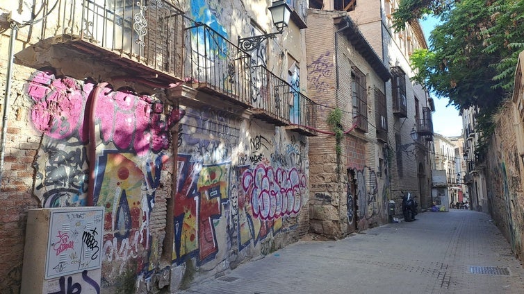 Grafitis y pintadas en Granada: un problema eterno que no sólo ensucia la Alhambra