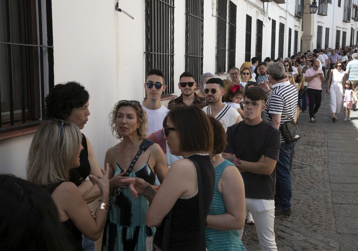 Fila en uno de los Patios de Santa Marina en este último fin de semana del concurso