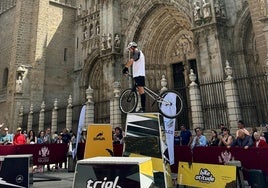 Exhibición de Alejandro Montalvo, doble campeón del mundo de trial bici, frente a la catedral de Toledo