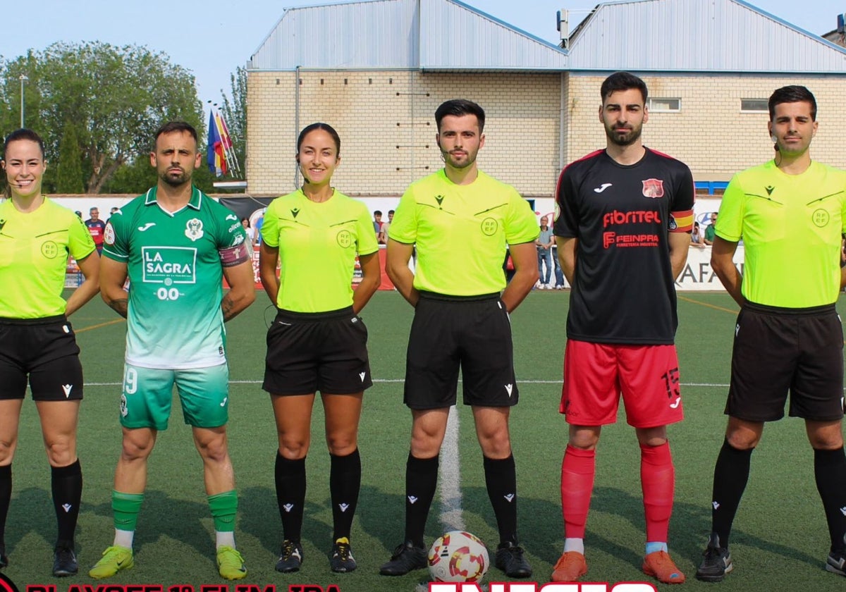Foto inicial con el trío arbitral