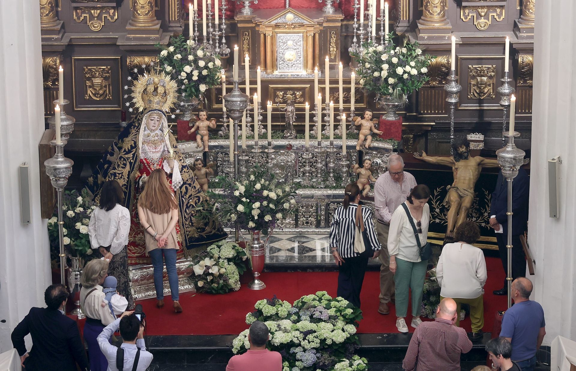 Las mejores imágenes del besamanos a la Virgen de los Dolores de Córdoba