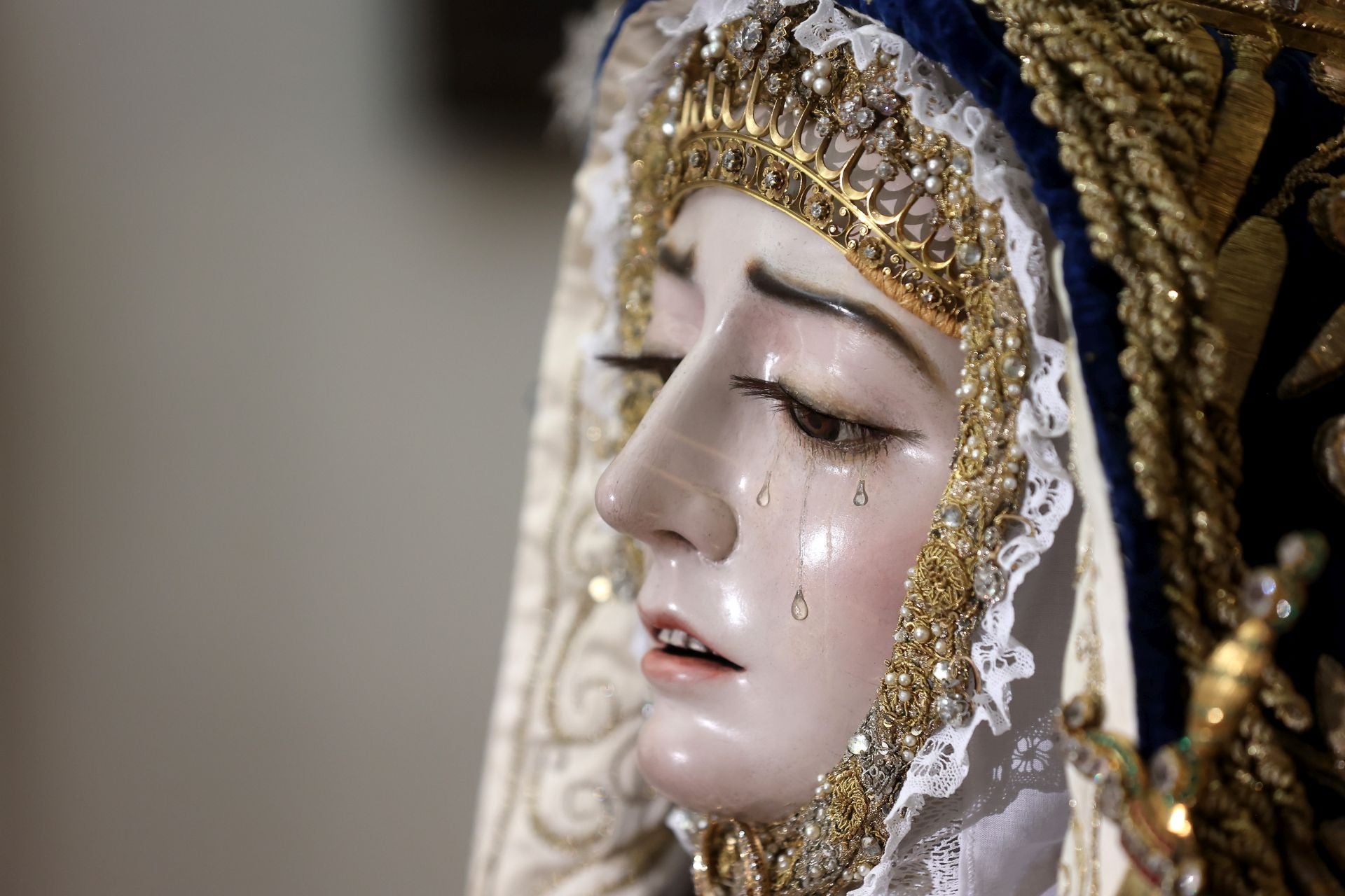 Las mejores imágenes del besamanos a la Virgen de los Dolores de Córdoba