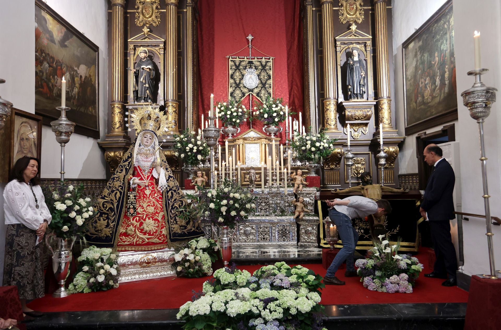 Las mejores imágenes del besamanos a la Virgen de los Dolores de Córdoba