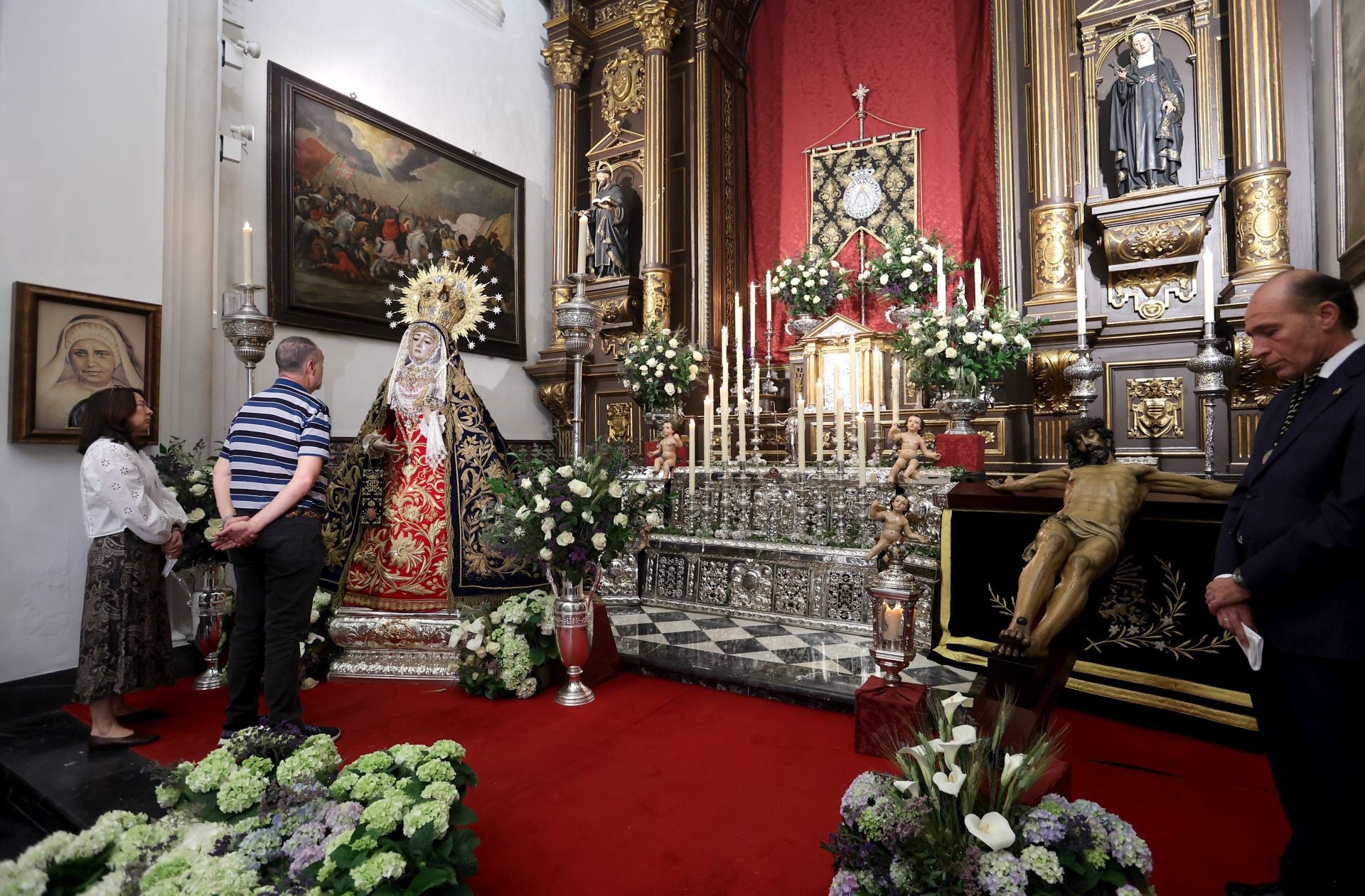 Las mejores imágenes del besamanos a la Virgen de los Dolores de Córdoba