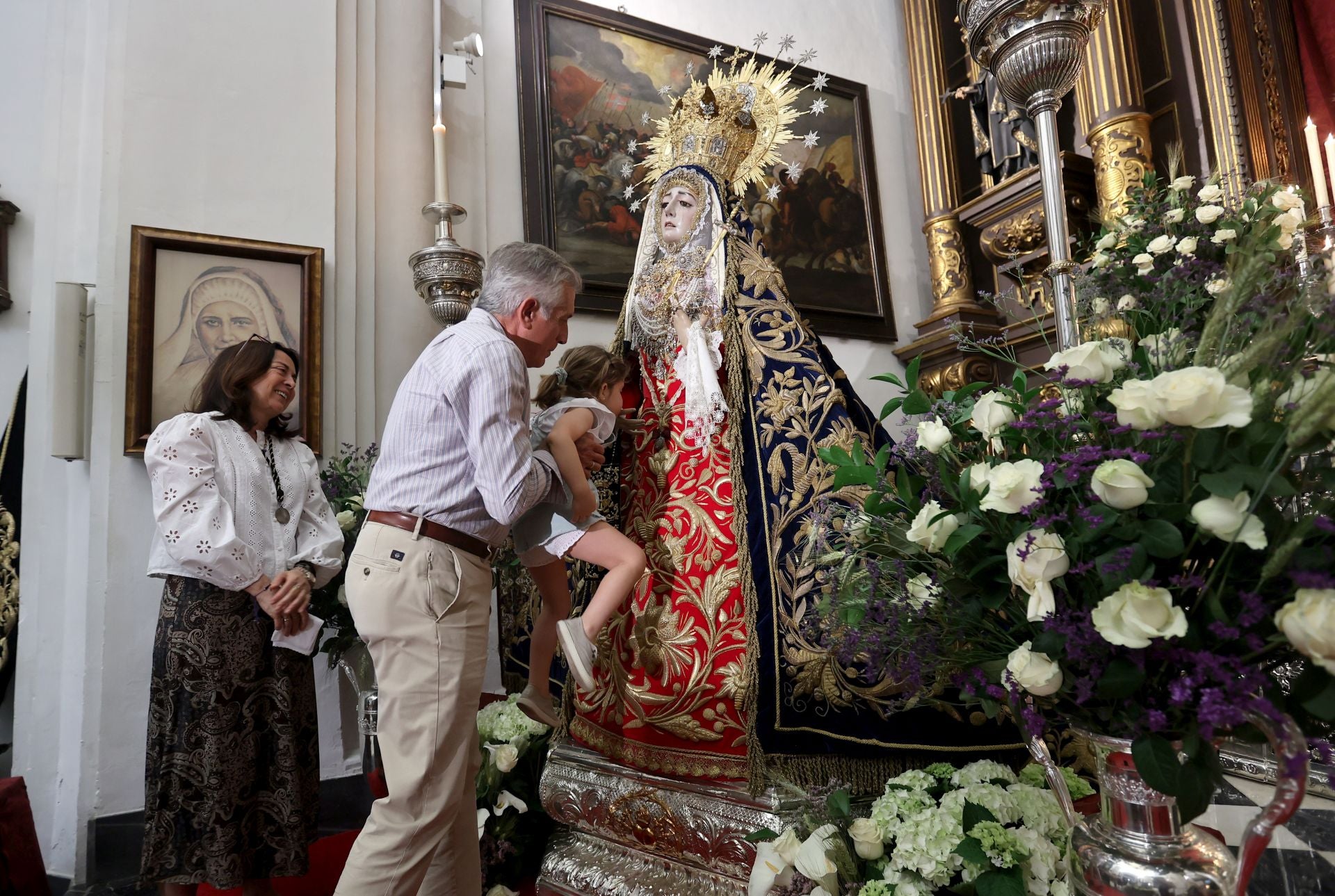 Las mejores imágenes del besamanos a la Virgen de los Dolores de Córdoba