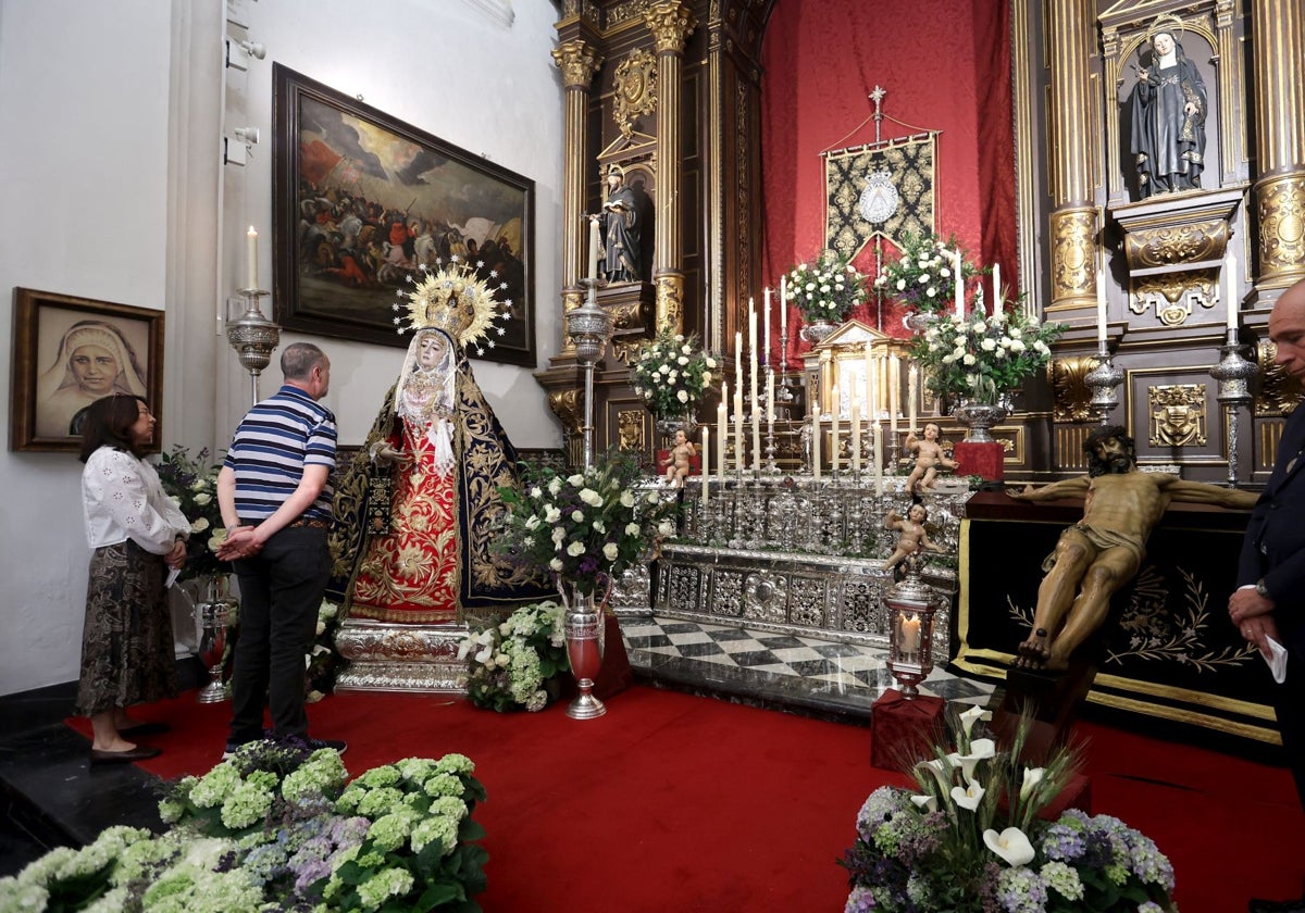 La Virgen de los Dolores, con el manto de los Dragones, y el Cristo de la Clemencia, en besamanos y besapiés el domingo 18 de mayo
