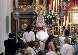 Devotos besan la mano de Nuestra Señora de los Dolores, el domingo 18 de mayo, en el santuario