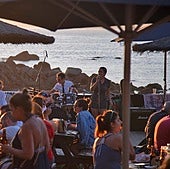 El popular chiringuito de Vigo que acaba de inaugurar temporada de verano: música en directo y atardeceres con vistas a las Cíes