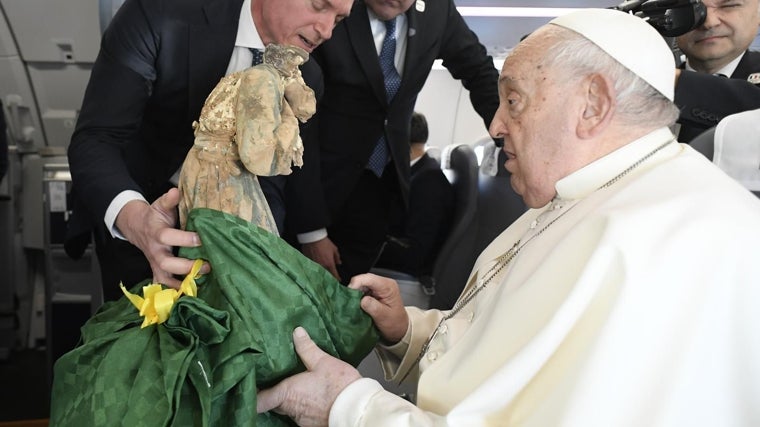 Imagen del Papa Francisco con el ángel de la iglesia de Picanya el pasado mes de diciembre