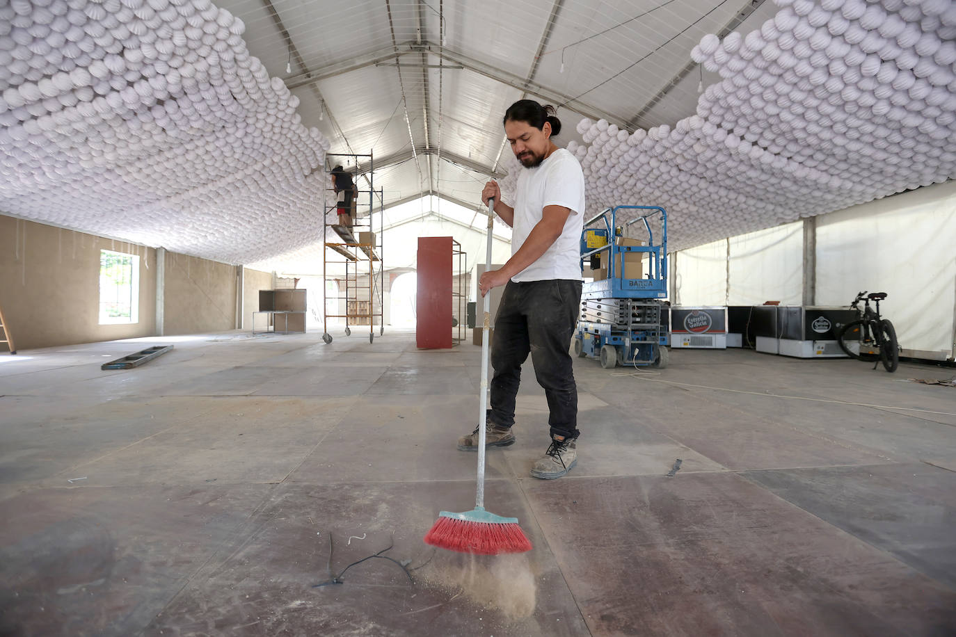 El montaje de las casetas de la Feria de Córdoba, en imágenes