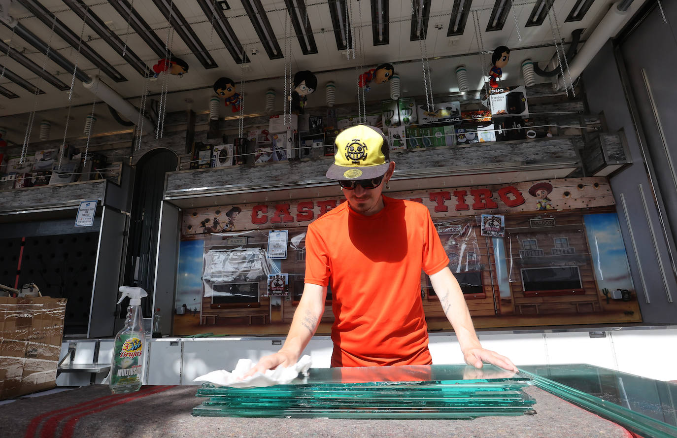 El montaje de las casetas de la Feria de Córdoba, en imágenes