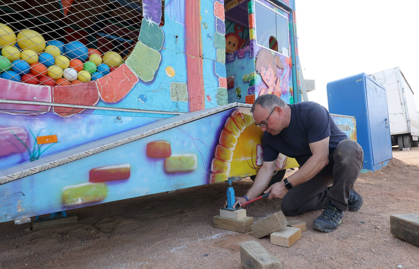 El montaje de las casetas de la Feria de Córdoba, en imágenes