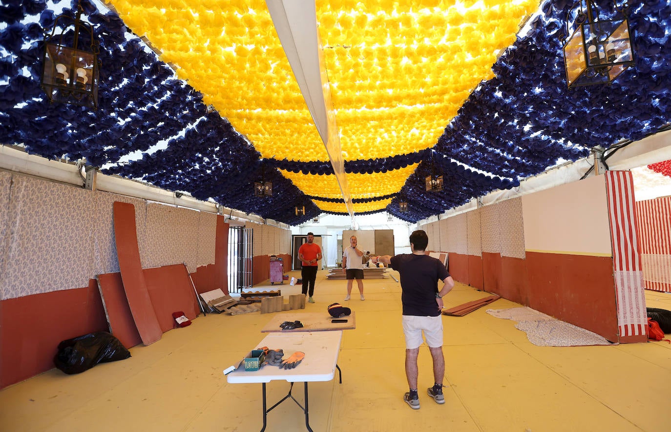 El montaje de las casetas de la Feria de Córdoba, en imágenes