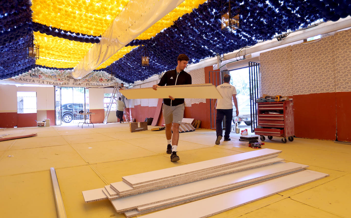 El montaje de las casetas de la Feria de Córdoba, en imágenes