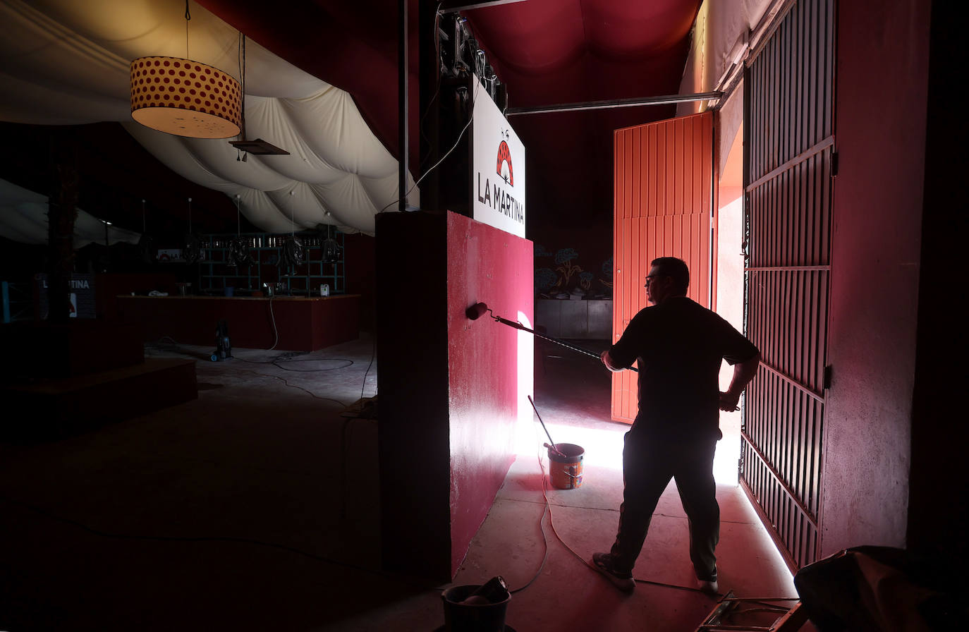 El montaje de las casetas de la Feria de Córdoba, en imágenes
