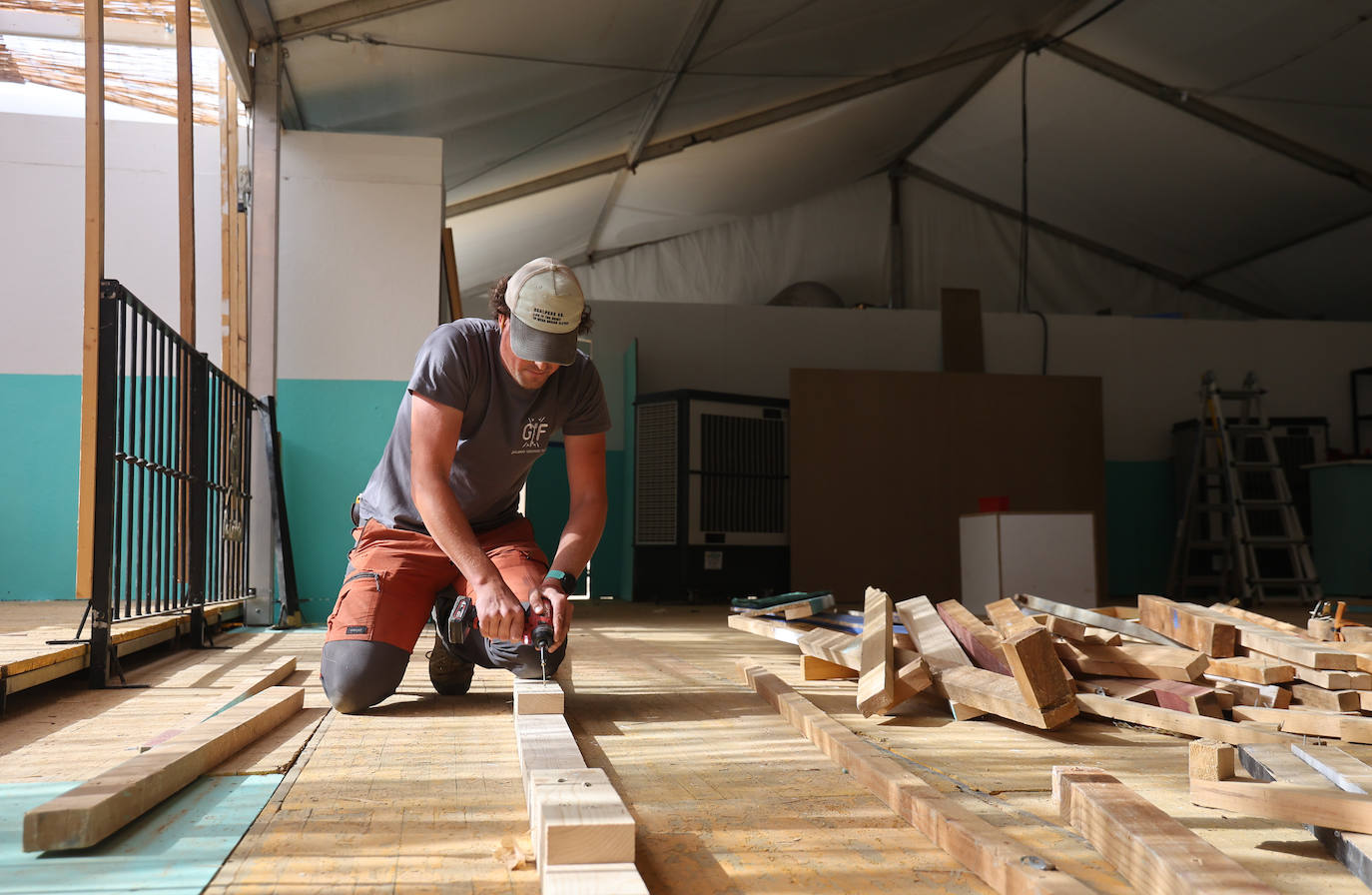 El montaje de las casetas de la Feria de Córdoba, en imágenes