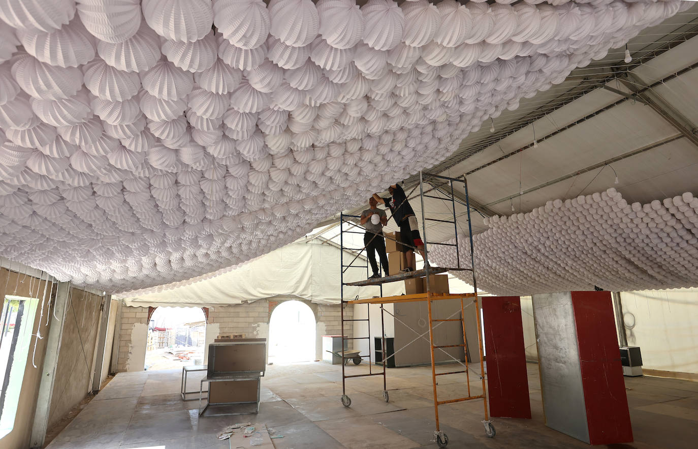 El montaje de las casetas de la Feria de Córdoba, en imágenes