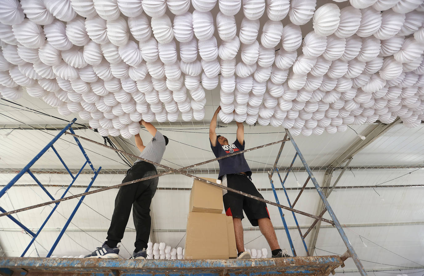 El montaje de las casetas de la Feria de Córdoba, en imágenes