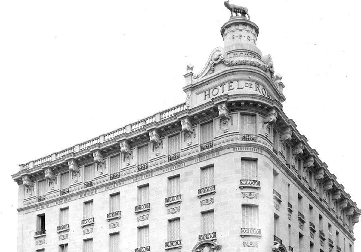 Fachada del Hotel Roma, a punto de inaugurarse en el año 1915