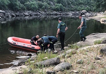 Buzos de la Guardia Civil hallan el cadáver del desaparecido cuya barca se hundió en el embalse del Jándula en Jaén