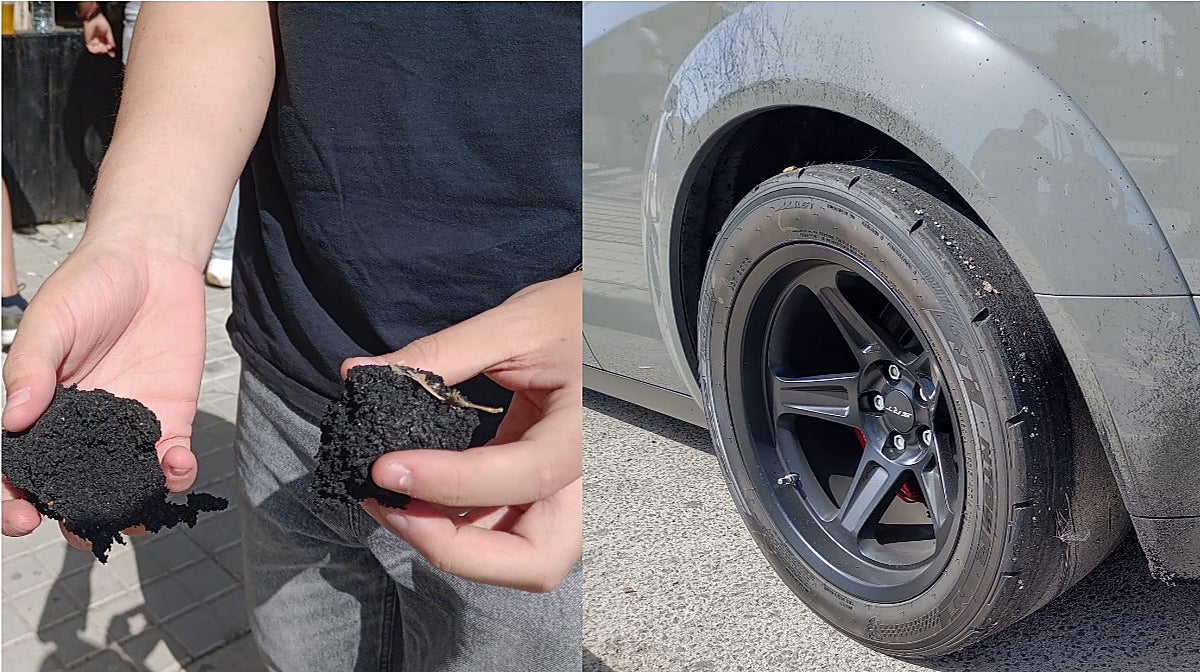 Un espectador sostiene fragmentos de neumático convertidos en 'meteoritos' tras quemar rueda con el Dodge Challenger de 800 caballos de potencia