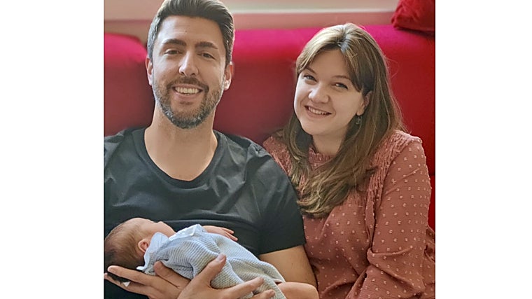 Alberto y Carmen con su bebé