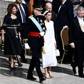Felipe VI con uniforme de gran gala y Doña Letizia de blanco: los Reyes representan a España en la entronización del Papa