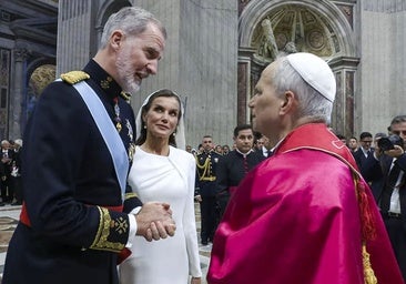 El Rey con uniforme de gran gala y la Reina de blanco: los Reyes asisten a la entronización de León XIV
