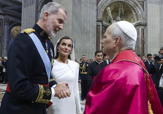 El Rey con uniforme de gran gala y la Reina de blanco: los Reyes asisten a la entronización de León XIV