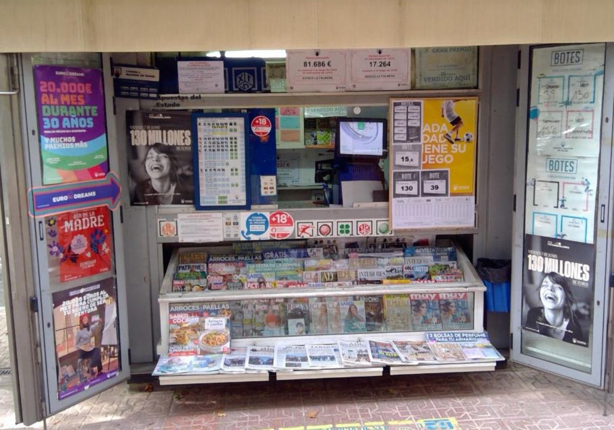 Quiosco de prensa en la calle Palmera, esquina con Chopos, del barrio de Santa Rosa