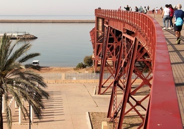 Turistas visita el Cable Inglés en Almería capital