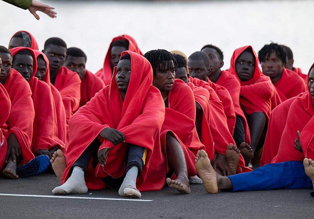 Inmigrantes subsaharianos en Puerto del Rosario tras ser rescatados de una patera