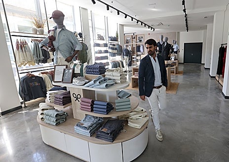 Imagen secundaria 1 - La vieja Escuela de Agrónomos fue construída entre 1963 y 1969 bajo el diseño de Fernando Moreno Barberá, un icono del modernismo arquitectónico. A partir de ahí, las obras del Campus Córdoba han respetado la esencia de este edificio protegido (salón de actos, talleres, aulas...) pero dándole una versatilidad y conexión que multiplica sus opciones. La luminosidad natural predomina en todos los ambientes.