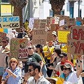 Miles de personas salen a las calles en Canarias para pedir medidas que garanticen un «futuro» en las islas