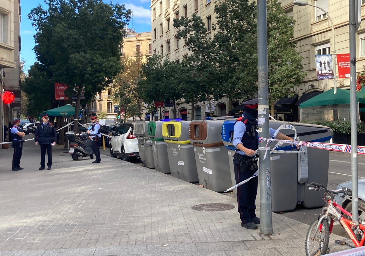 Un agente de los Mossos, custodiando el contenedor donde un chatarrero localizó el torno de la víctima, en noviembre de 2022, en el Eixample de Barcelona