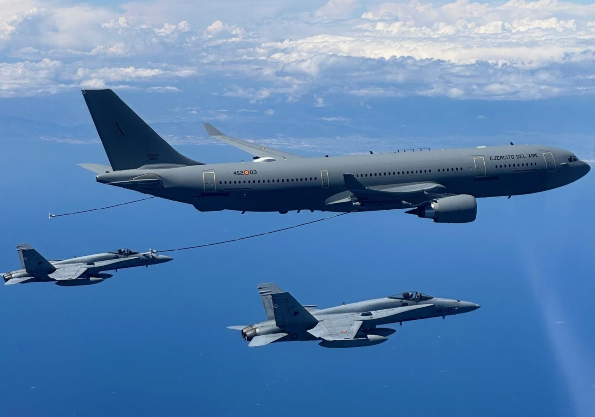 F-18 realizando repostaje