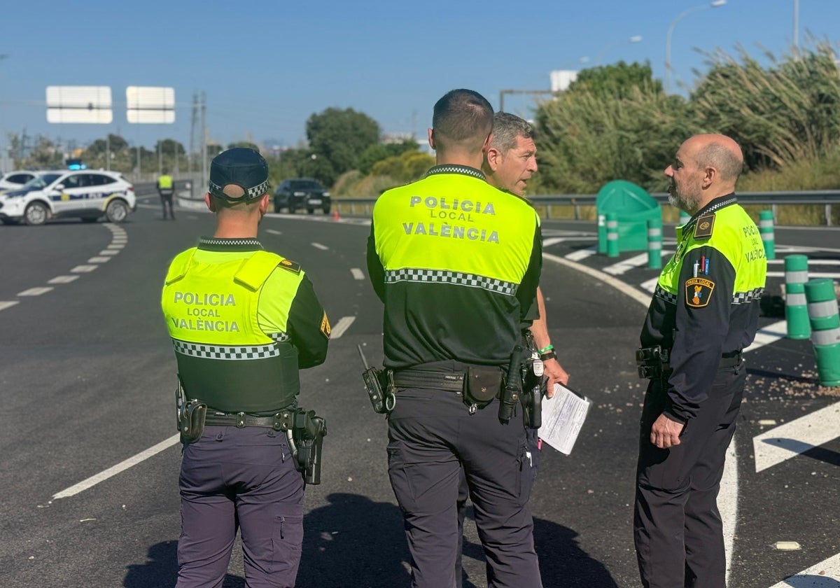 Agentes de la Policía Local en el lugar del siniestro