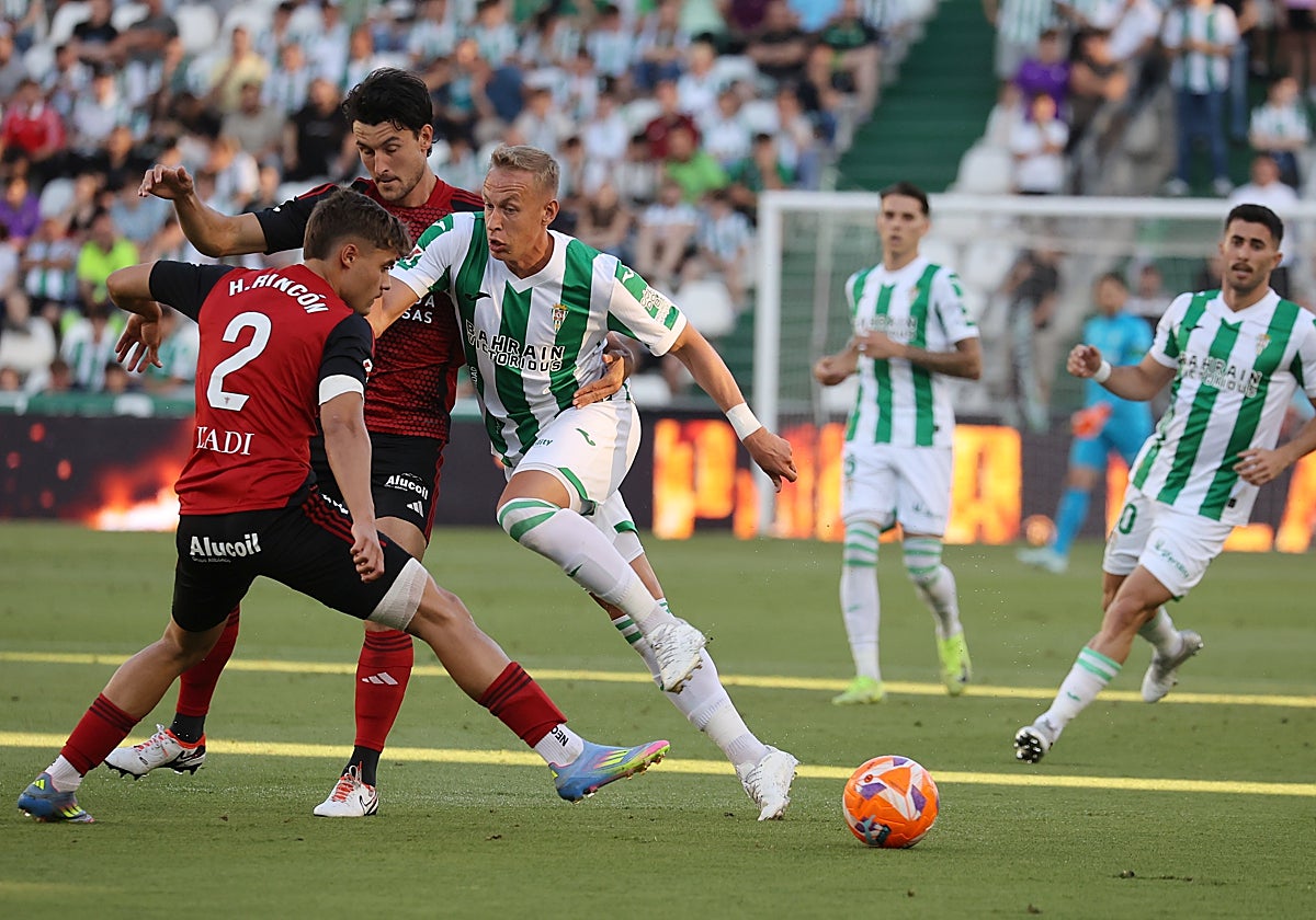 Obolskii pelea el balón ante la defensa del Mirandés