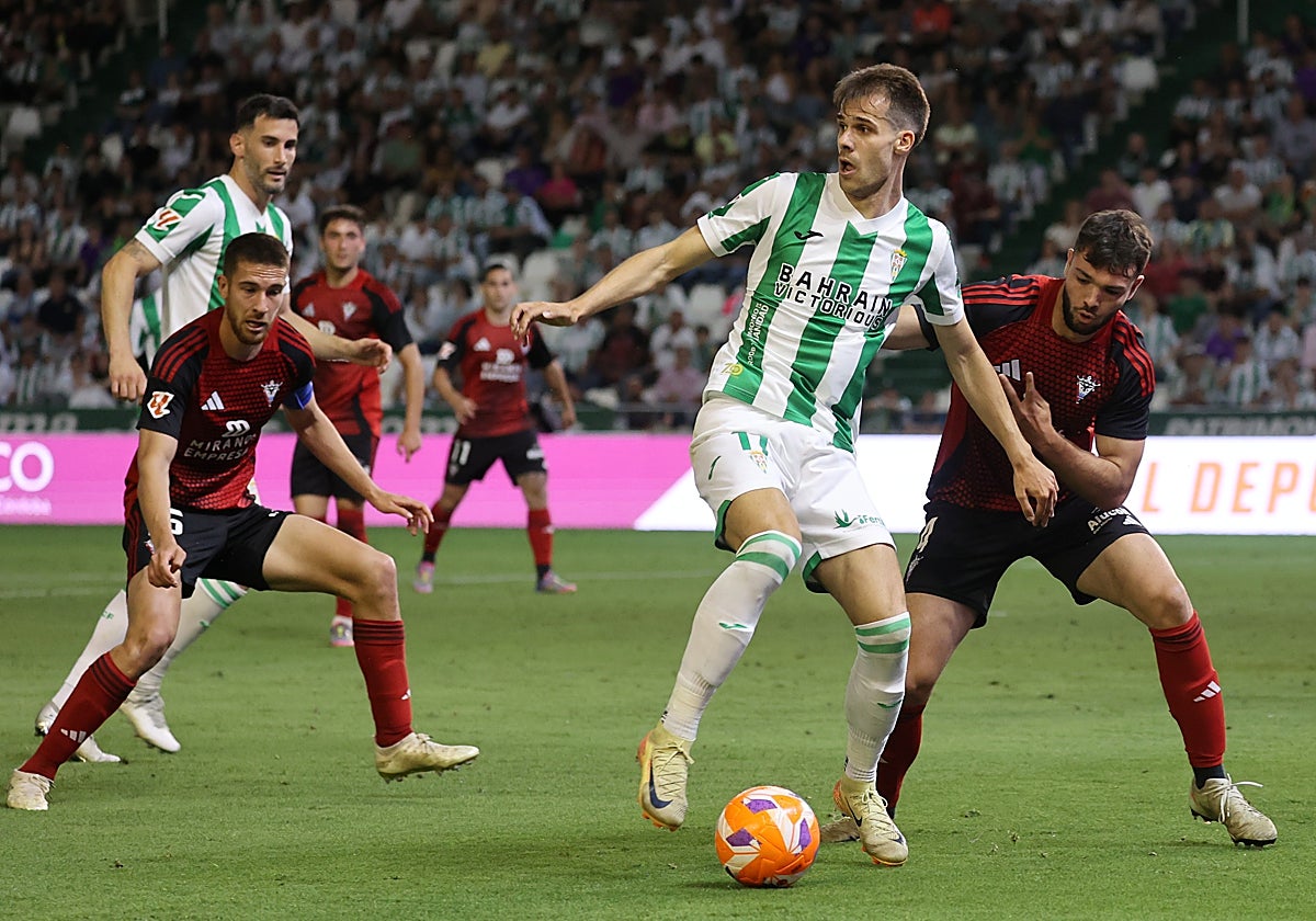 Ander Yoldi protege el balón de los rivales del Mirandés en El Arcángel