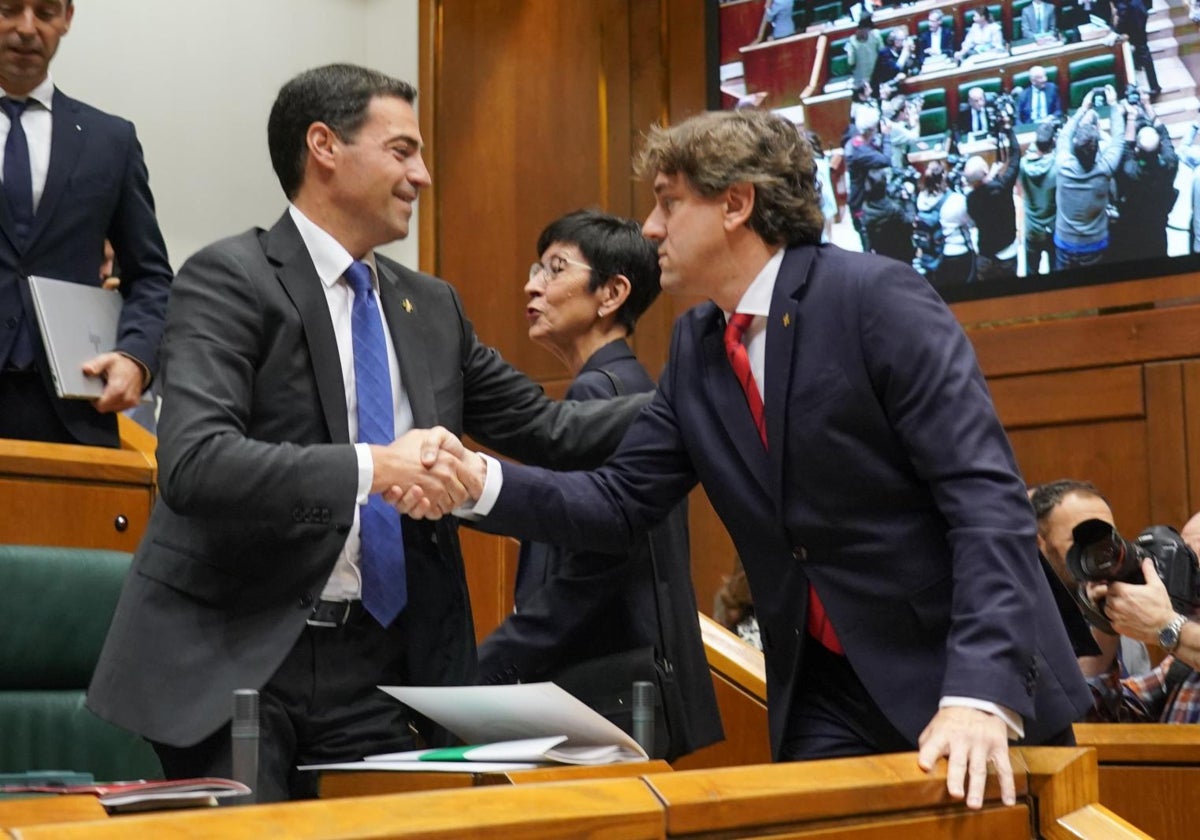 El lendakari, Imanol Pradales, saluda al líder de los socialistas vascos, Eneko Andueza