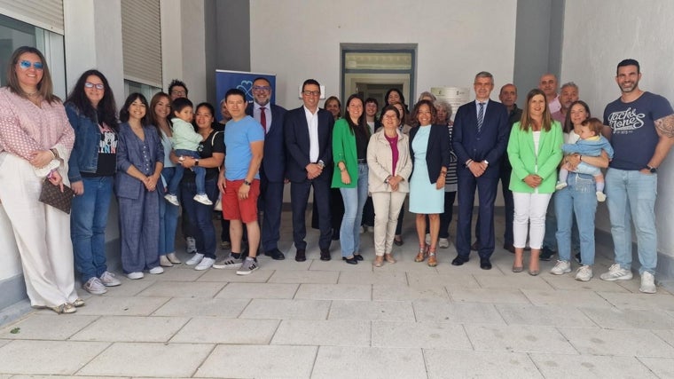 La alcaldesa Charo Navas, con la consejera, el delegado de la Junta en Toledo y varios usuarios del centro