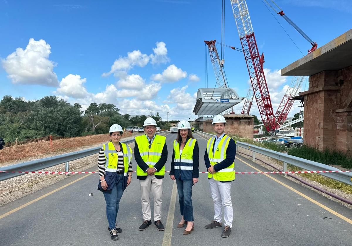 El alcalde de Vilal del Río y la consejera de Fomento, este lunes en las obras del puente de Villa del Río