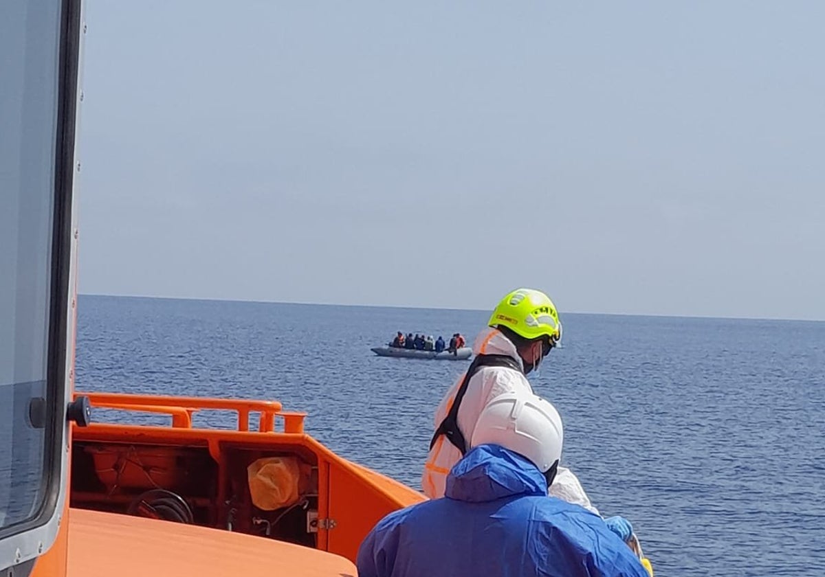 Salvamento Marítimo durante el rescate de una patera en una imagen de archivo