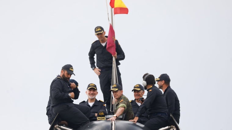 El Rey Felipe, a punto de entrar en el submarino, junto a miembros de la dotación