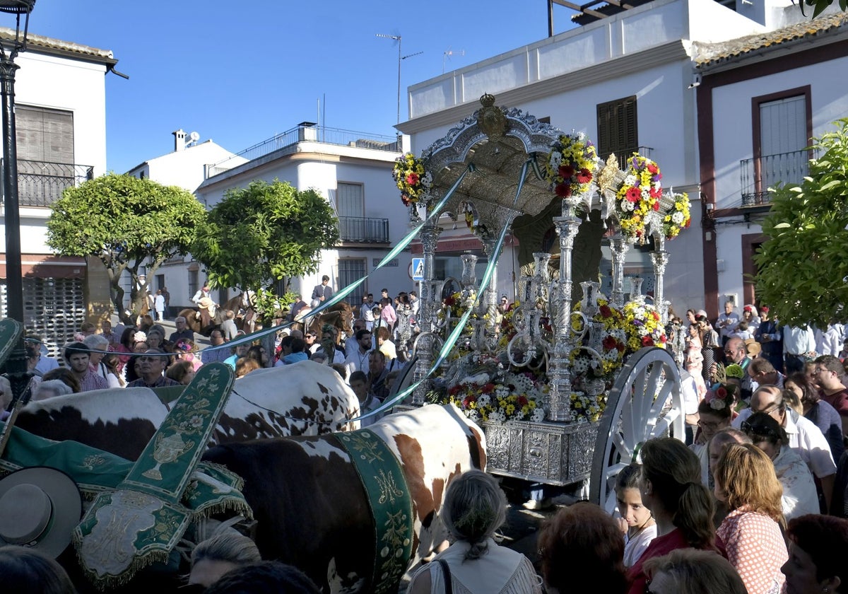 La carreta del Simpecado de la Hermandad de Pilas ante la iglesia parroquial de Santa María la Mayor