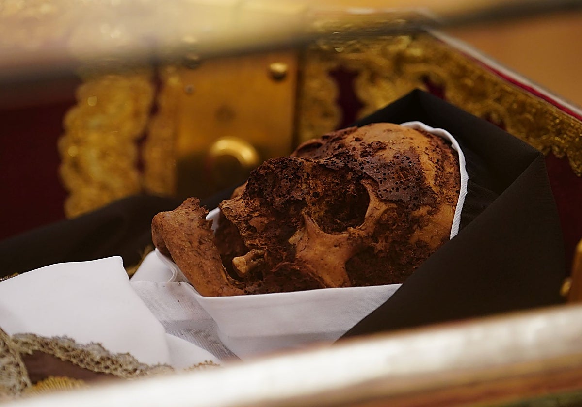 Detalle del cuerpo de Santa Teresa de Jesús durante el acto de apertura de veneración pública, en el Convento Padres Carmelitas Descalzos de Alba de Tormes, Salamanca