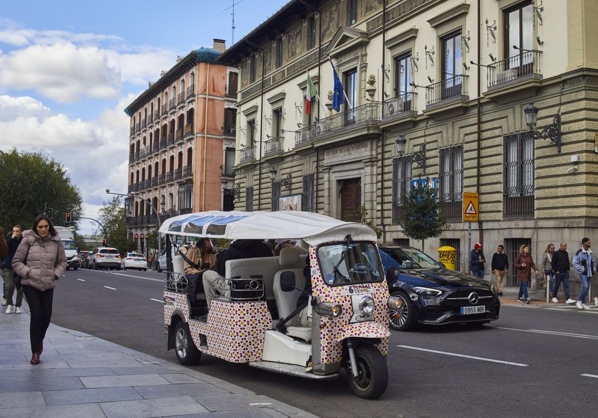 Un vehículo 'tuk tuk', en el centro de la capital