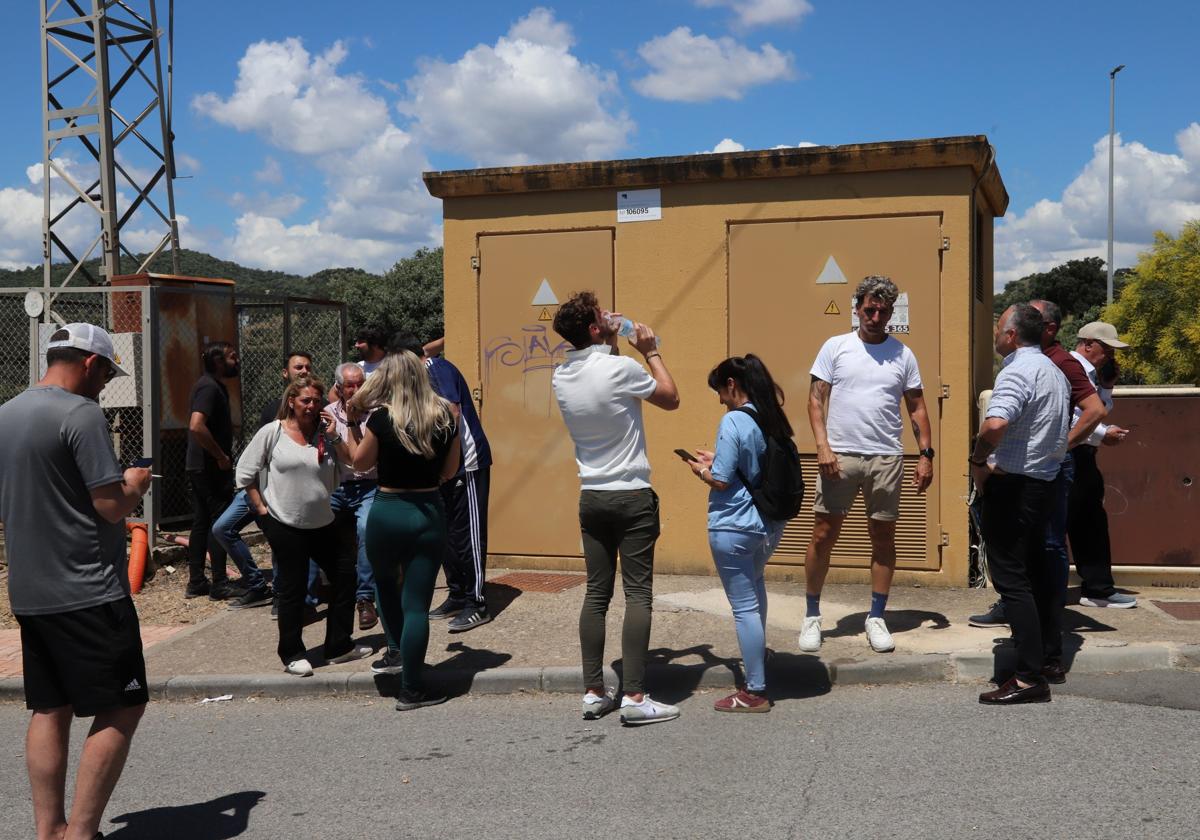 Los vecinos, el viernes haciendo guardia ante el centro transformador